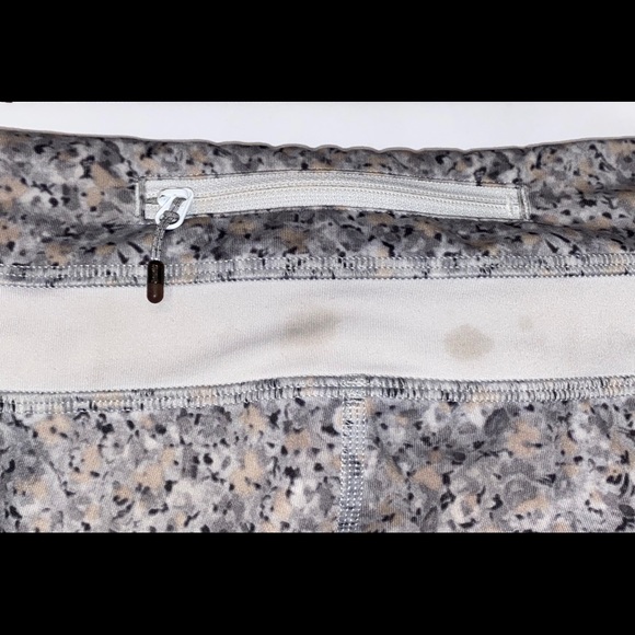 Lululemon 3/4 length Gray Patterned Leggings - Picture 3 of 4